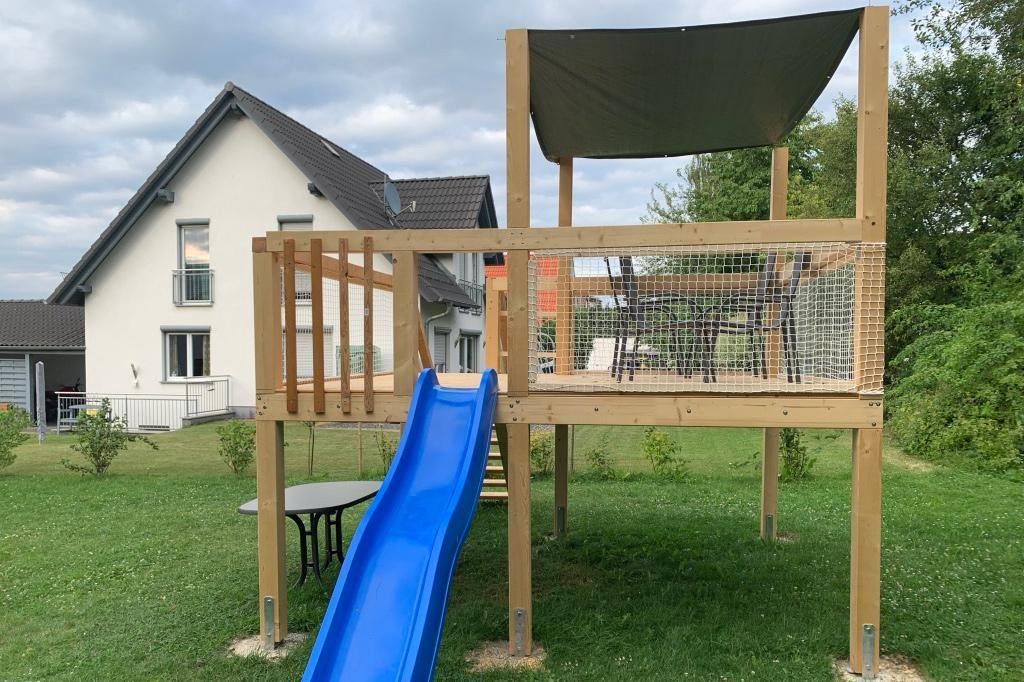 Sommer 2019: Das Spielhaus funktioniert erstmal als Klettergerüst mit Netz-Sicherung, aber noch ohne Dach